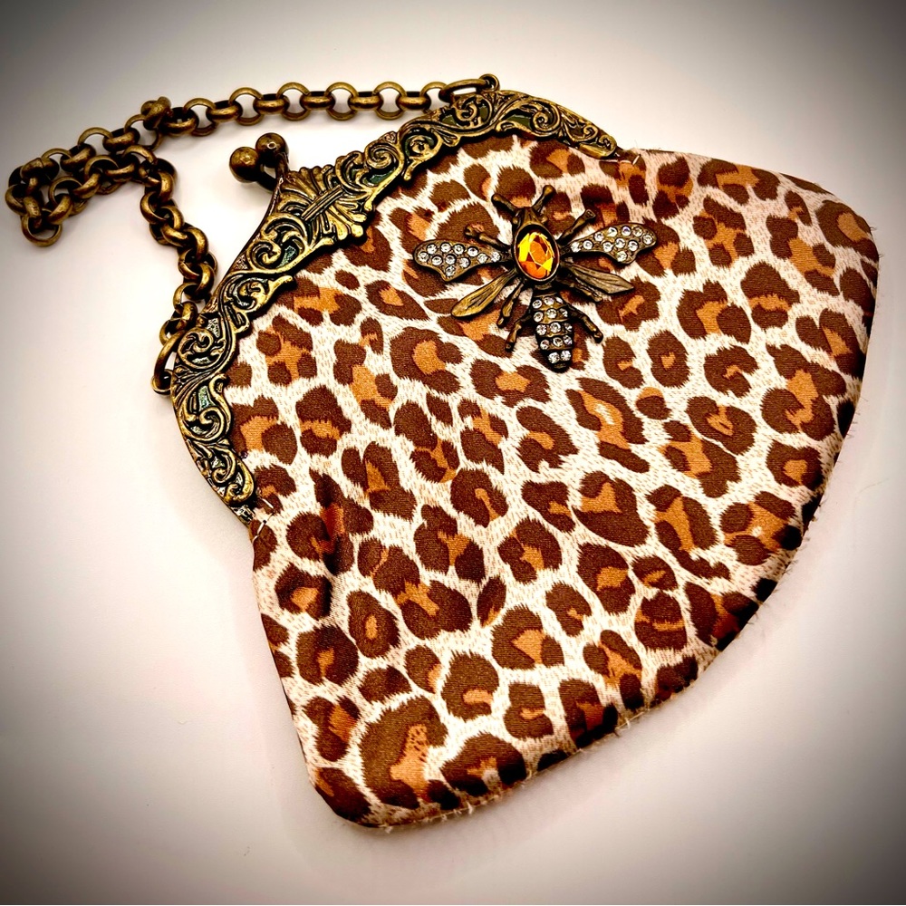 (1539) UNIQUE, Guess Small Leopard/Bee Clutch Purse, Vintage